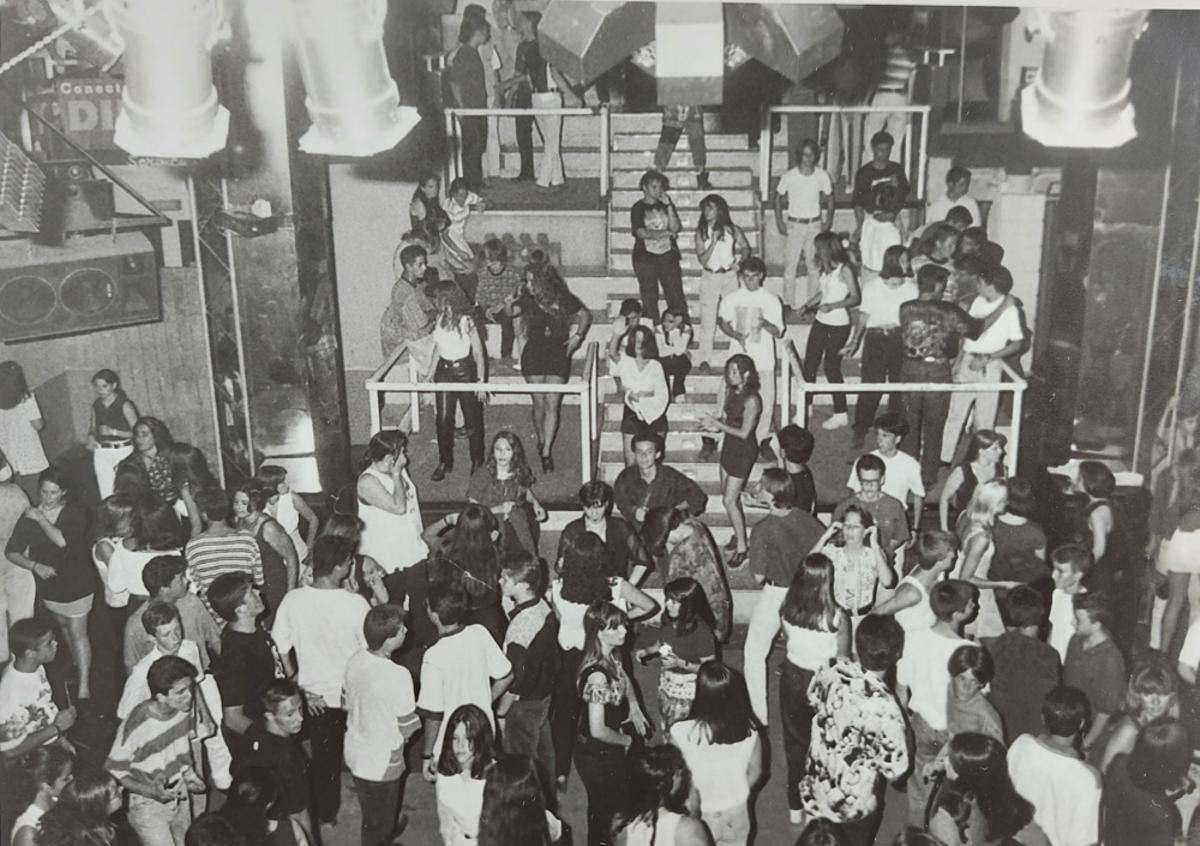 Discoteca Diky Diky en 1994.  Nova Canet, la zona de ocio que en los años 80 y 90 atraía a los jóvenes del Camp de Morvedre.