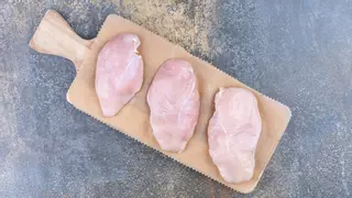 Si compras pollo envasado en el 'súper' ten cuidado: un experto alerta del engaño