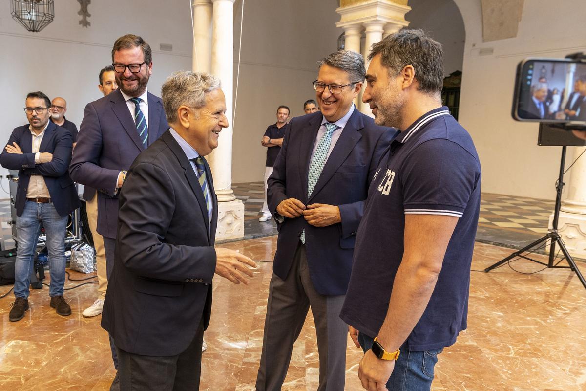 La primera jornada de las visitas institucionales del Coto Córdoba tras el ascenso, en imágenes