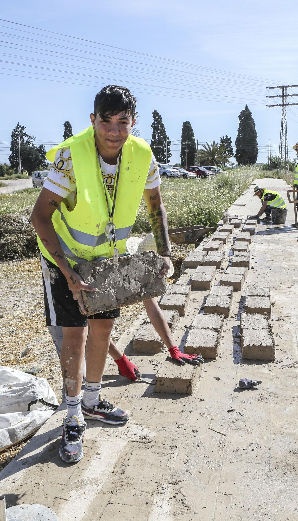 Los vecinos rehabilitan el barrio del Cementerio