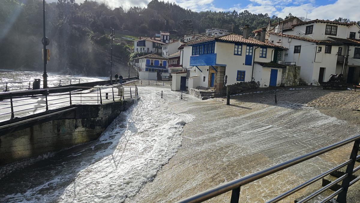 El espectacular oleaje en Tazones, en imágenes