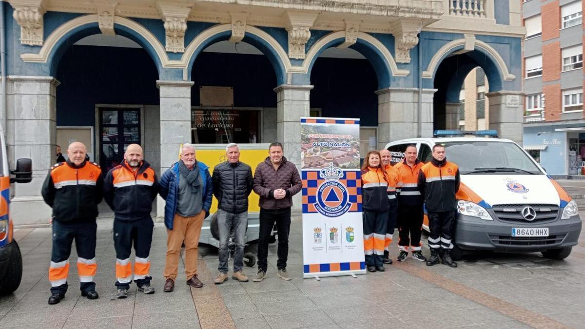 Miembros de Protección Civil del Alto Nalón, con los alcaldes de Caso, Sobrescobio y Laviana.