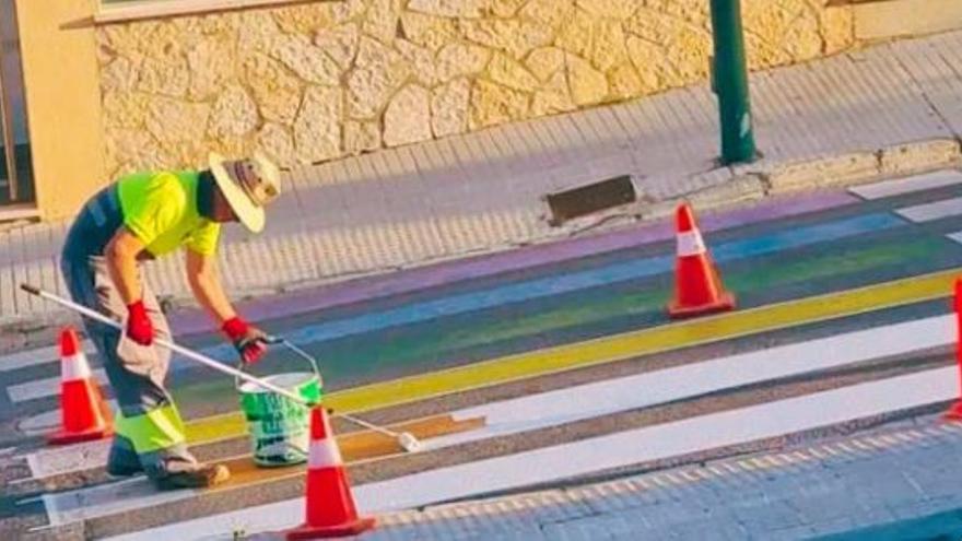 PP y Vox borran los colores del colectivo LGTBI de un paso de peatones en Calvià