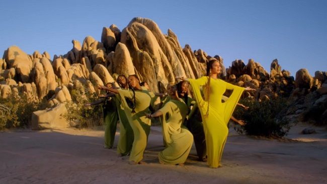 Norma Kamali pone el punto elástico al videoclip con este diseño amarillo lima