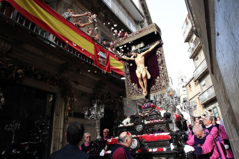 Miles de fieles acompañan a la imagen del nazareno en la tradicional procesión por el centro de la ciudad con principio y final en la Colegiata.