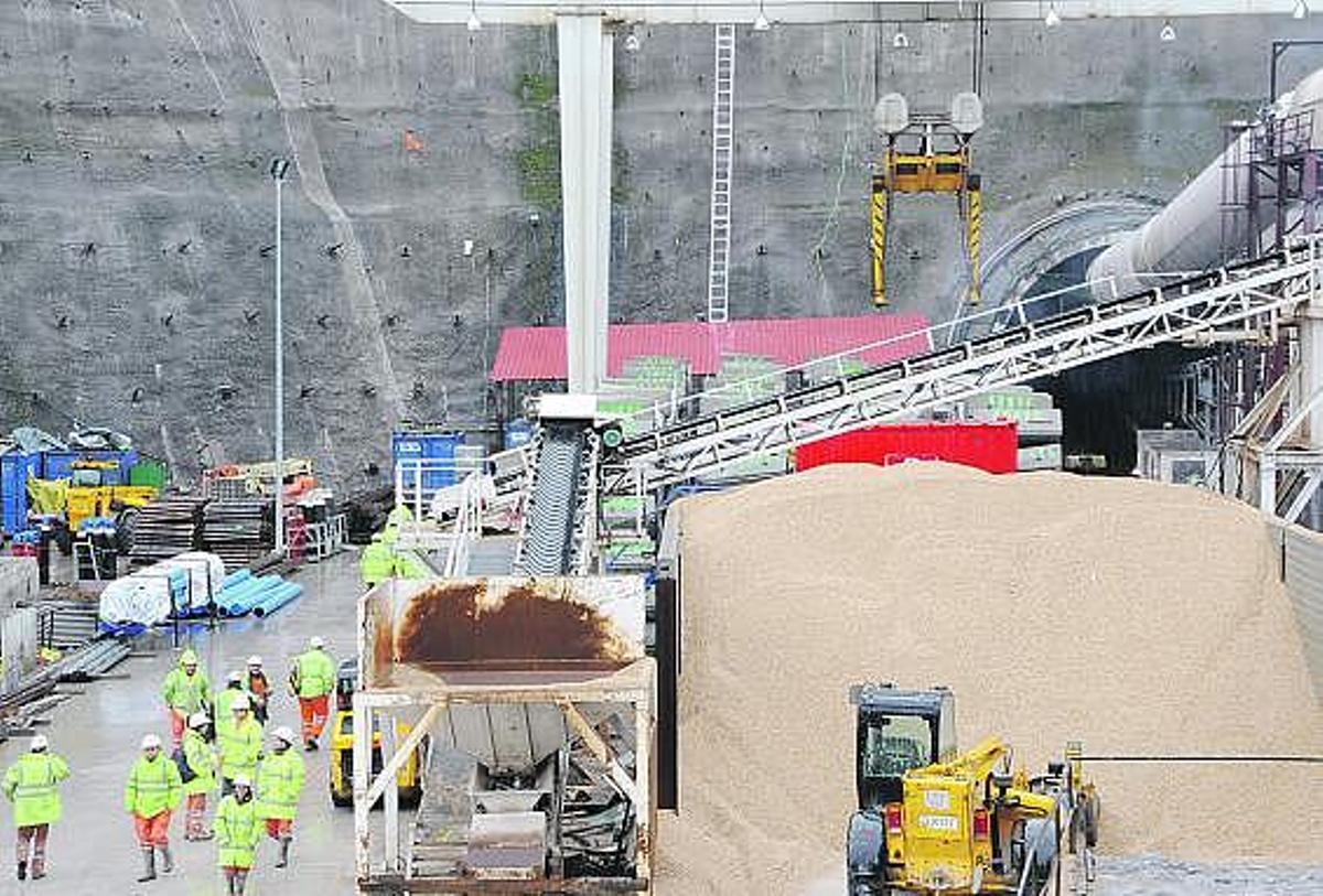 Trabajadores y maquinaria de la variante ferroviaria de Pajares.