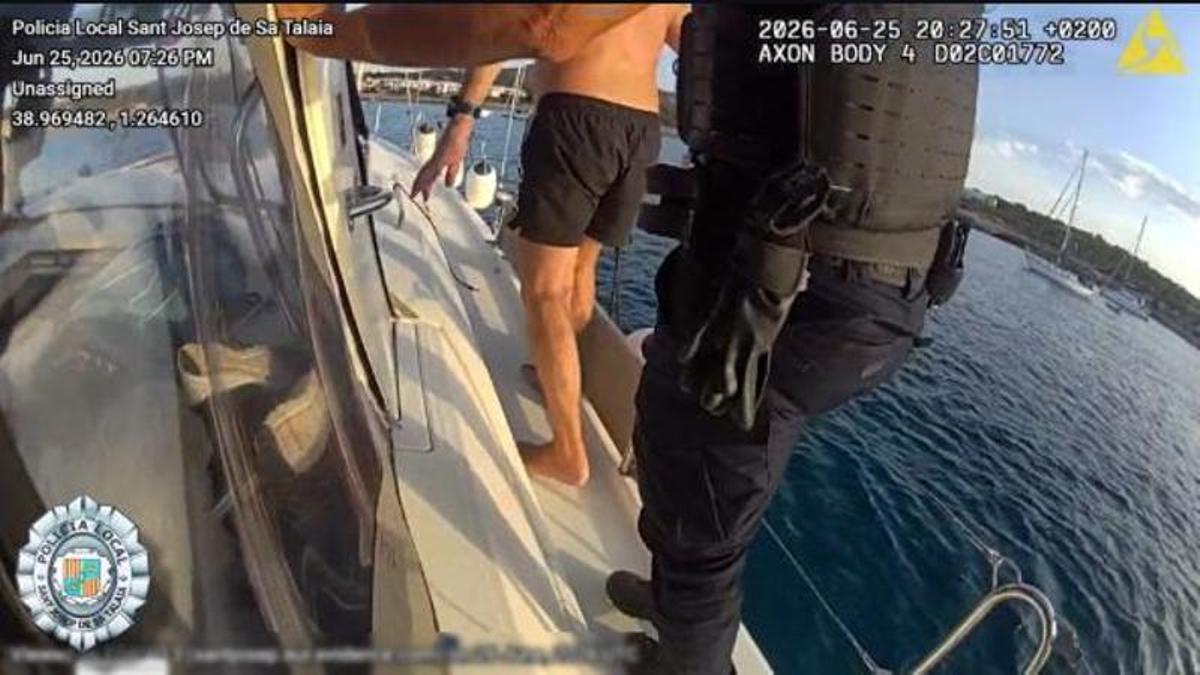 Momento de la detención en la embarcación.