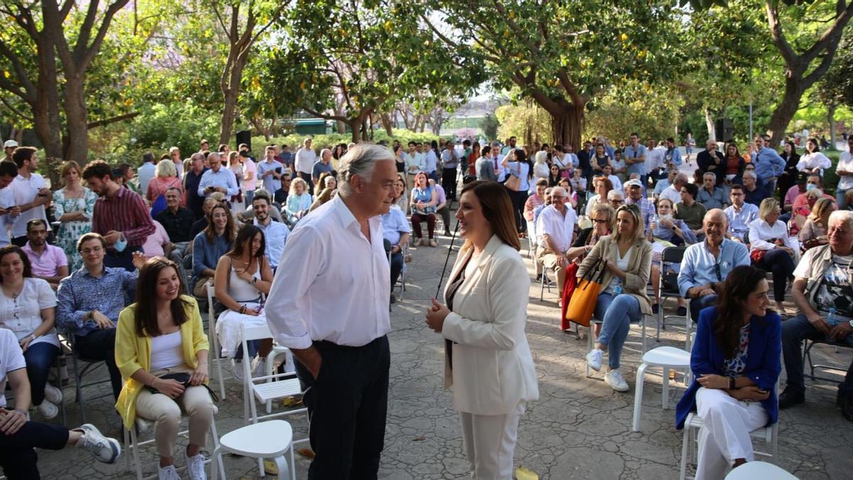Mª José Catalá, junto al vicesecretario Institucional del PP Esteban González Pons, inició la campaña electoral en un acto en el jardín del Túria. | LEVANTE-EMV