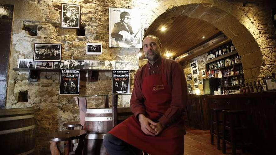 Aitor Rodríguez Zuazo, delante de algunas reproducciones de fotos de Bob Dylan.