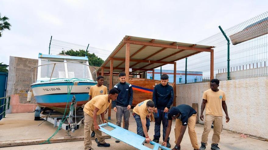 Un proyecto solidario une a estudiantes de FP canarios y migrantes para crear un barco ambulancia para Gambia