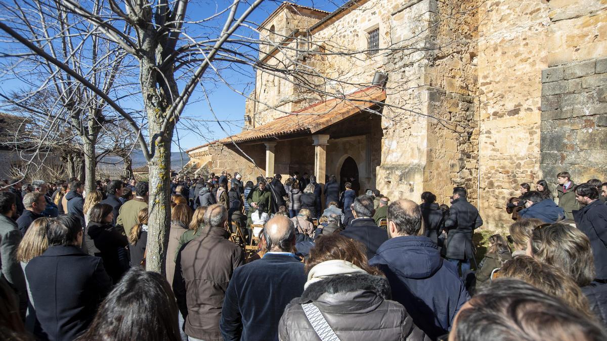Asistentes a un funeral en un pueblo de la España vacía.