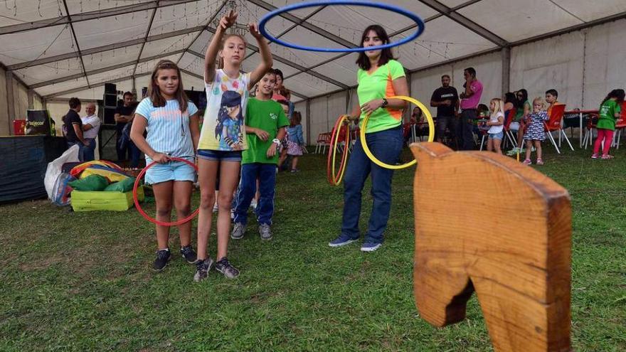 Niños en los juegos infantiles de Rozaes, ayer por la tarde.