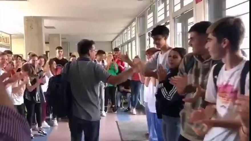 &quot;Oh capitán, mi capitán&quot;, así fue la despedida en la jubilación de un profesor canario