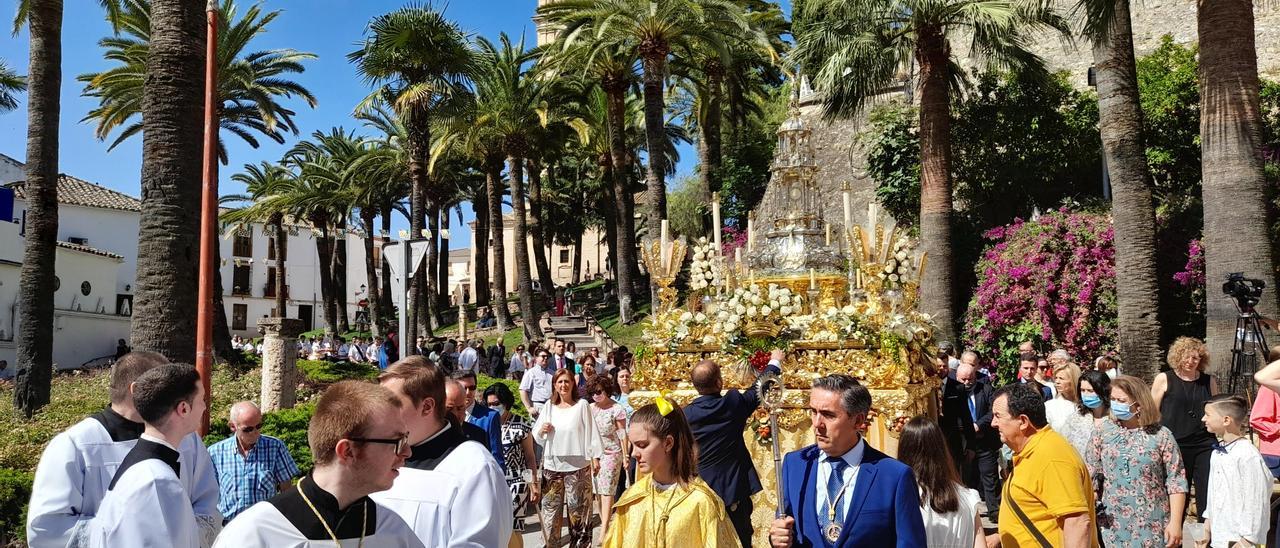 Masiva asistencia de fieles a la procesión del Corpus de Cabra.