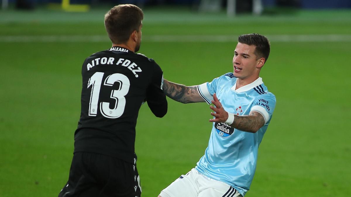 Santi Mina y Aitor Fernández, durante el partido de ida disputado en La Cerámica