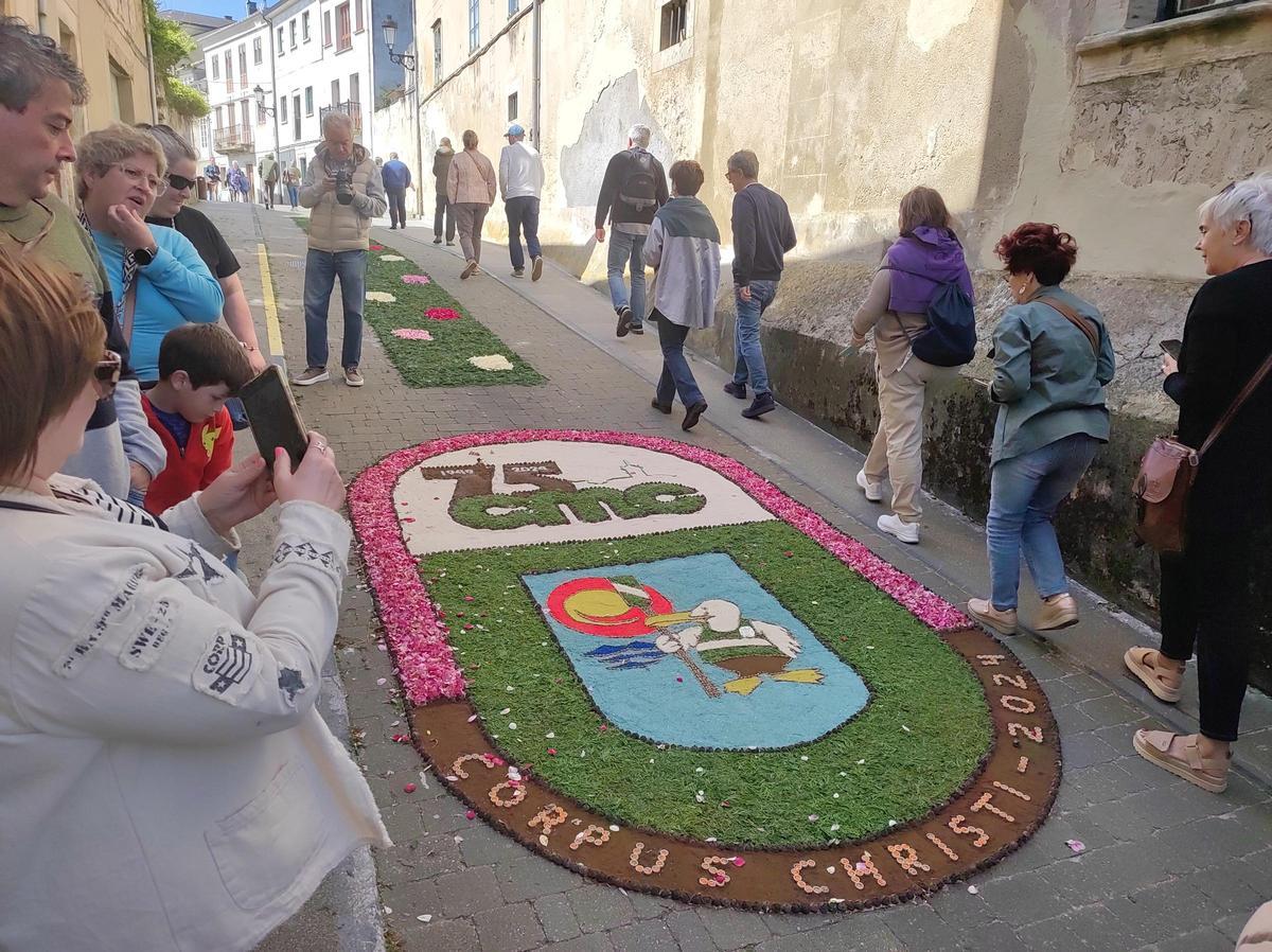 La alfombra de homenaje al Club de Mar de Castropol colocada en la calle Acevedo.
