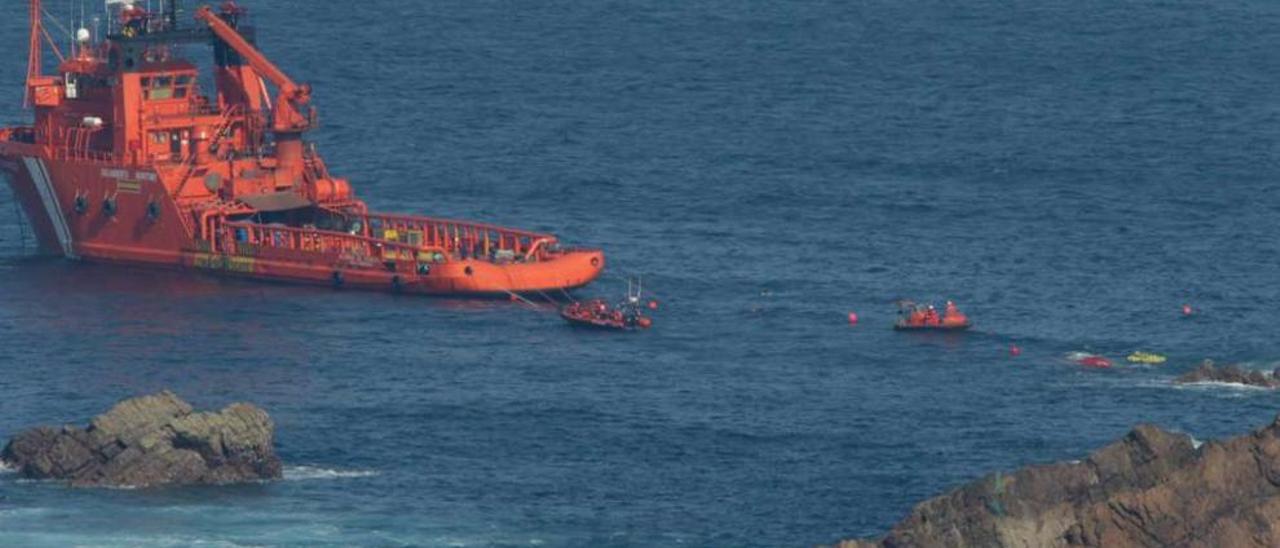 Un buque de Salvamento Marítimo, durante las tareas de rescate del &quot;Santa Ana&quot; en Peñas.