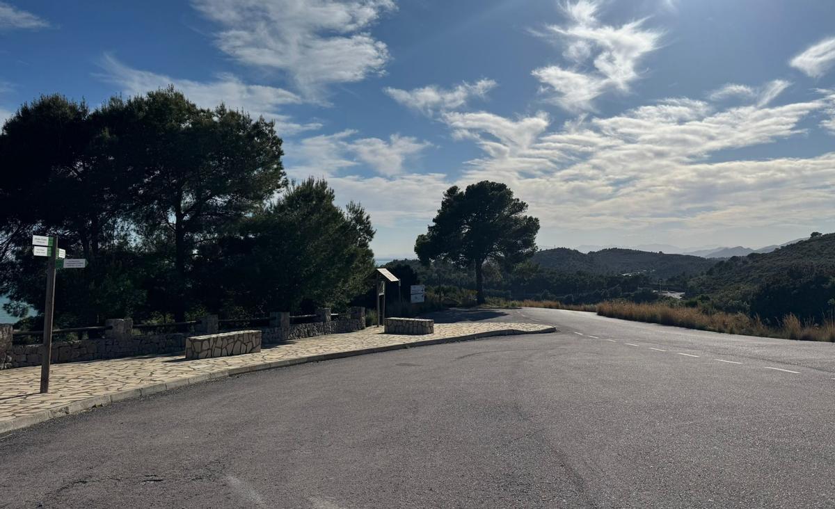 La carretera de la cornisa vuelve a abrir el acceso al entorno del mirador del Bovalar en Orpesa.