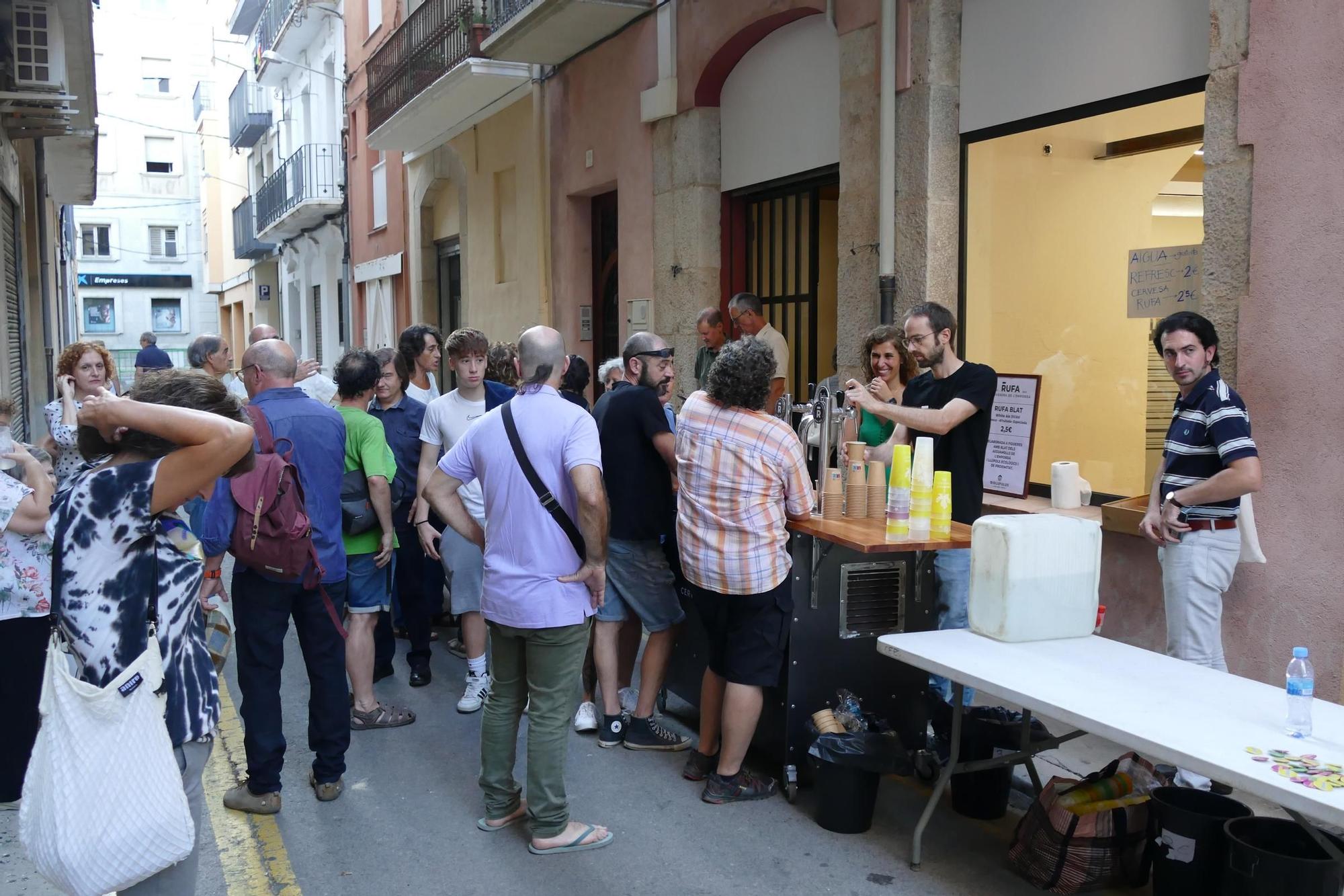 El nou Ateneu de Figueres atrau desenes de persones el dia de la seva inauguració