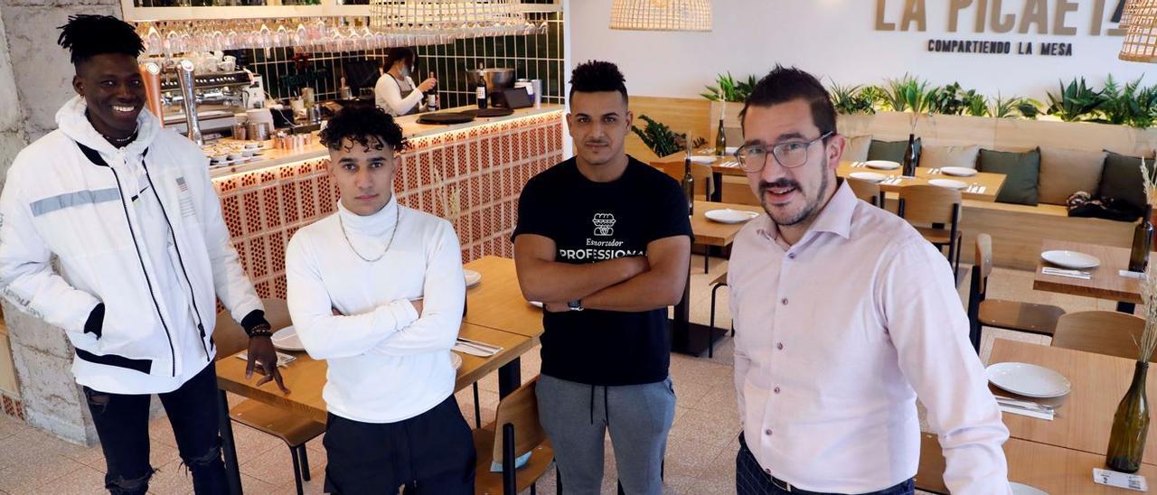 Sori, Mohamed, Elmahdi y Francesco, en uno de los locales de La Picaeta.