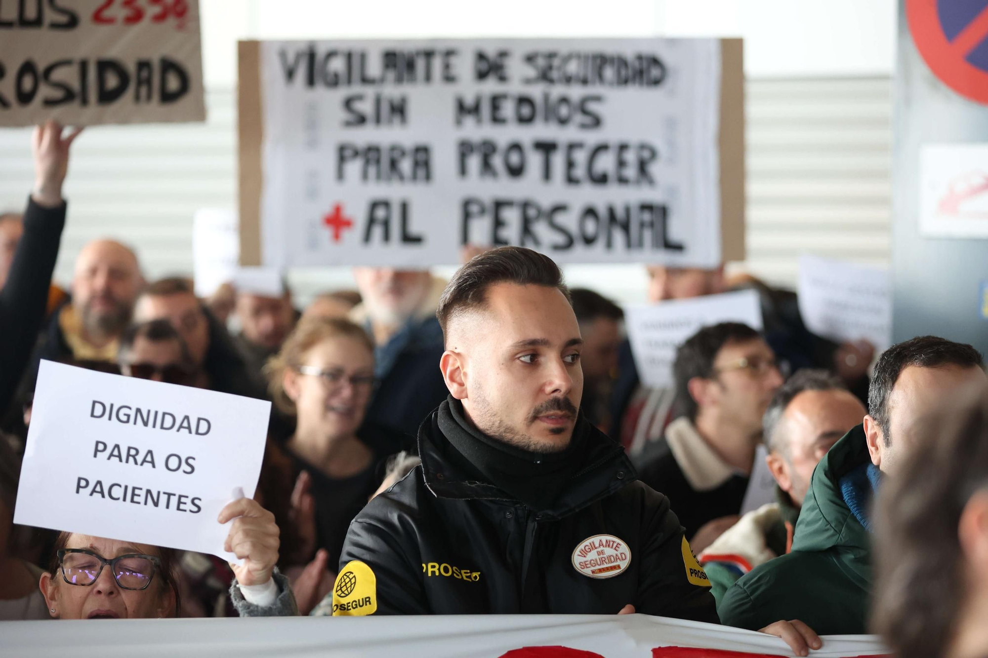 Protesta en el Chuac tras agredir un paciente con arma blanca a un enfermero y un vigilante