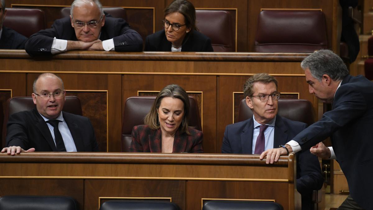 Alberto Núñez Feijóo conversa con Elías Bendodo. A su lado, Cuca Gamarra y Miguel Tellado en los escaños del Congreso.