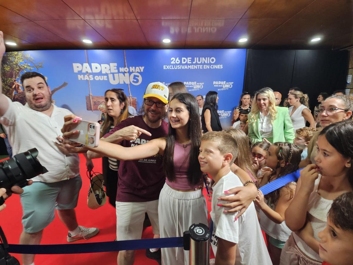 Los niños se hacen "selfies" con Santiago Segura.