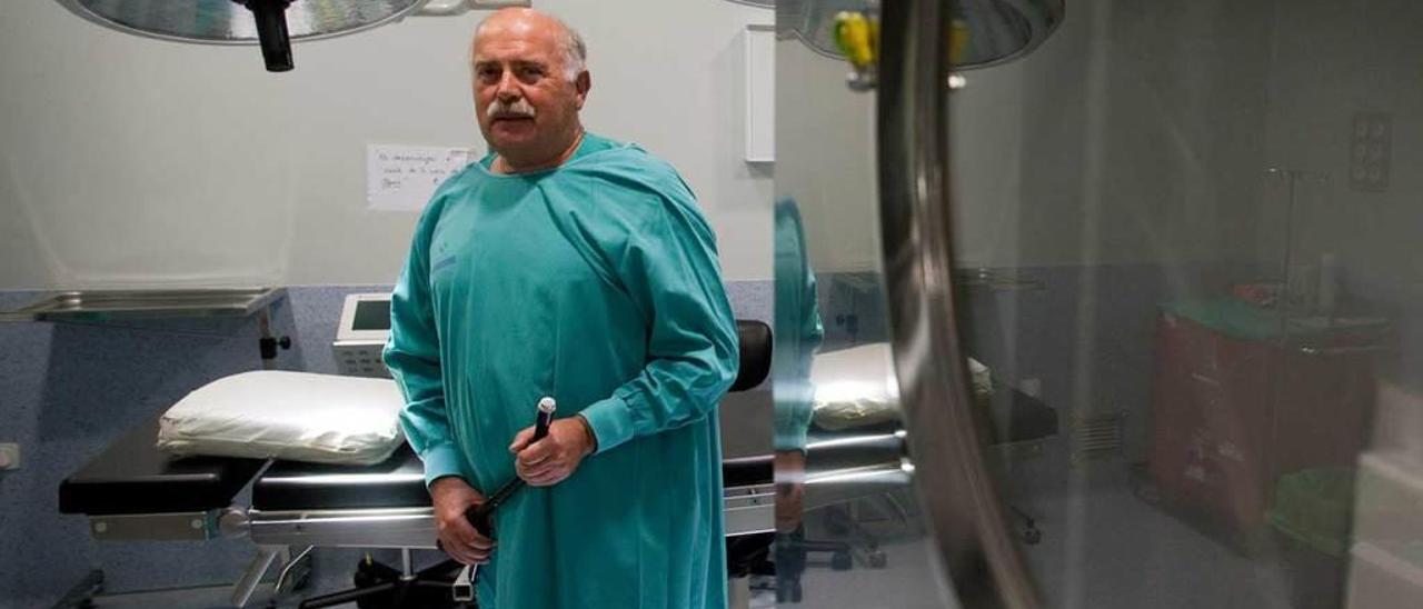 El doctor José Ignacio Jorge Barreiro, ya jubilado, en uno de los quirófanos del San Agustín, hace unos años.