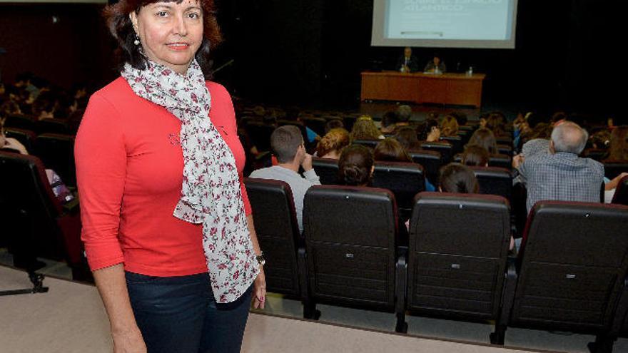 La profesora Josefina Domíguez Mujica en un momento antes de la charla ayer en Vecindario.