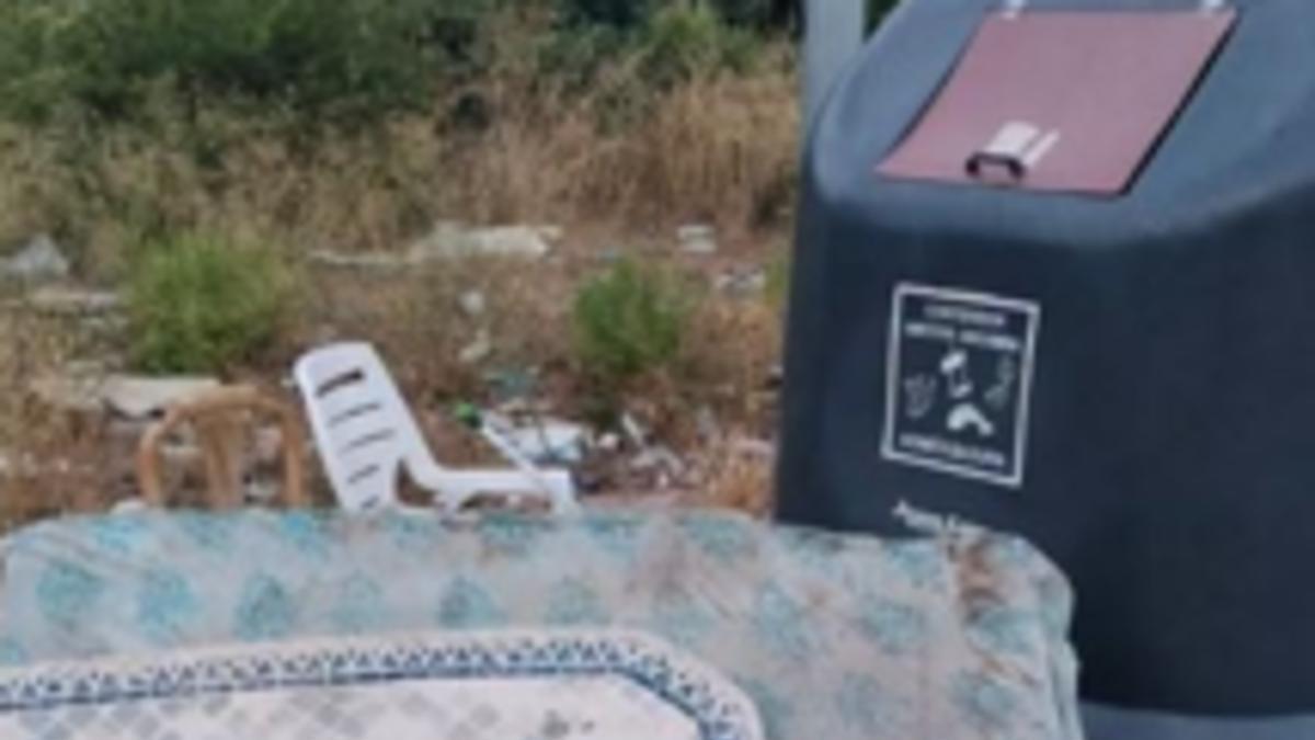 Residus abandonats en la zona protegida del riu Serpis a Vilallonga