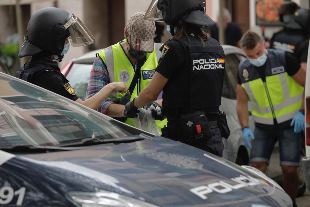 Operación antidroga en la plaza Atarazanas con dos detenidos