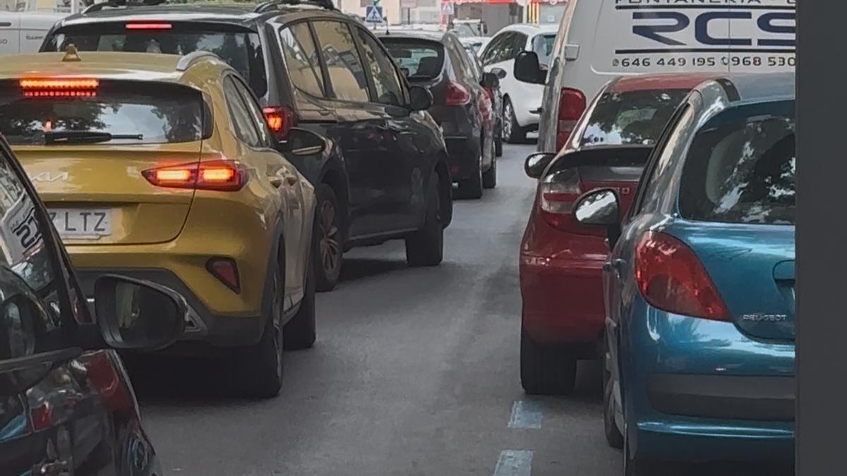 Congestión de tráfico a la puerta de un colegio en Cartagena