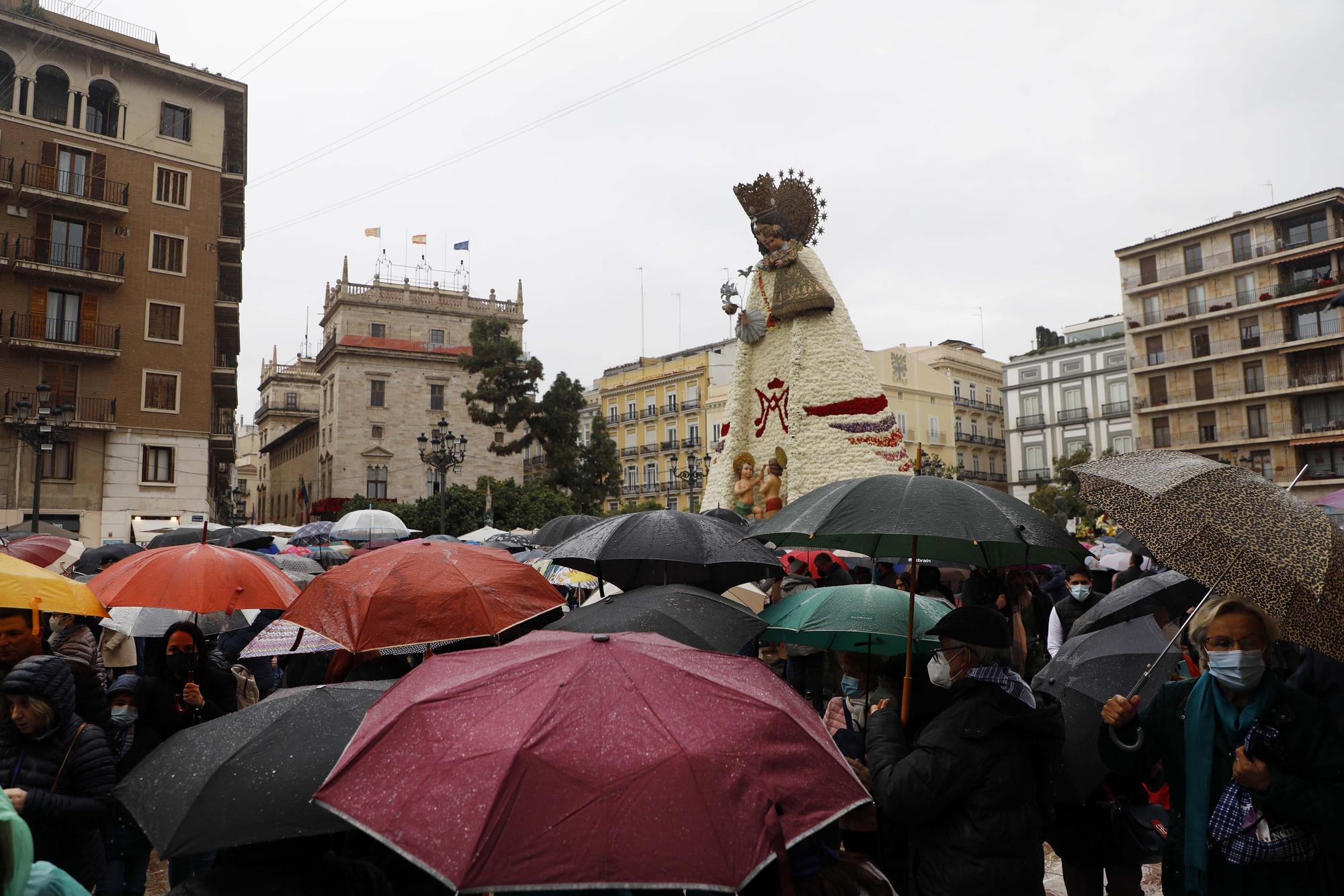 Cientos de personas se acercan a visitar el manto de la Virgen