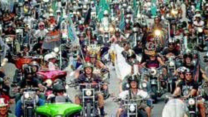 Barcelona arropa la romería de las Harley