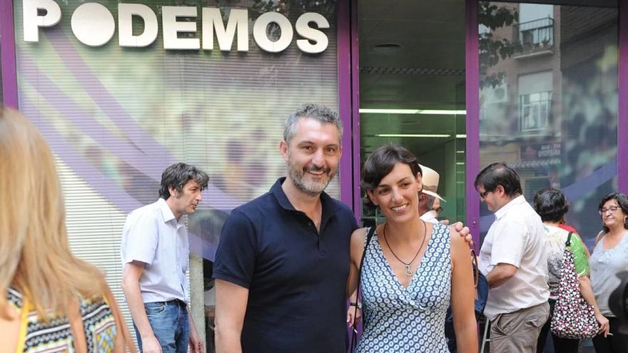 Lola Sánchez, junto a Óscar Urralburu, en una fotografía de archivo.