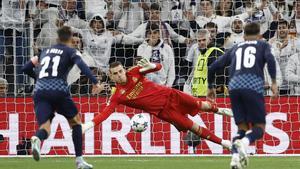 Lunin detiene un penalti en el Real Madrid-Braga de Champions.