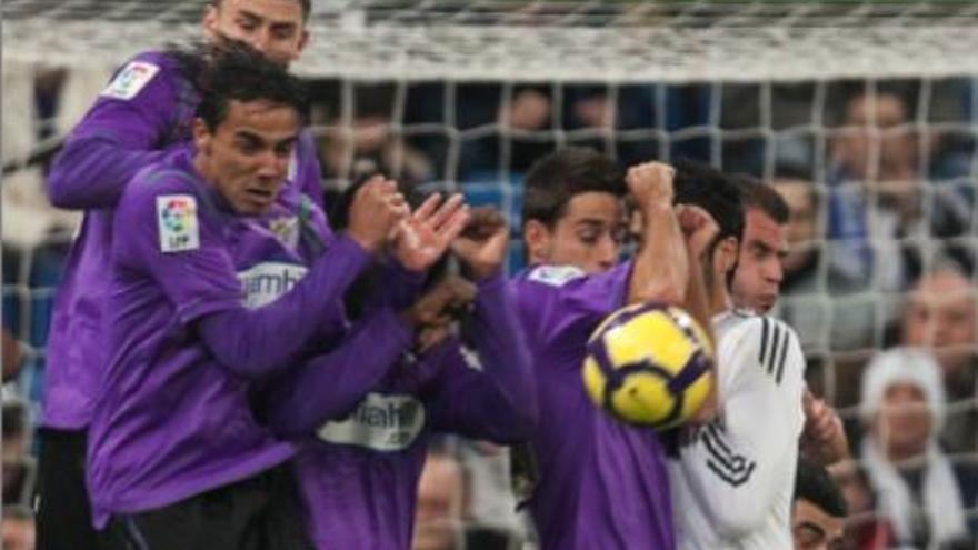 La barrera del Málaga CF salta tras el lanzamiento de falta del delantero portugués del Real Madrid, Cristiano Ronaldo.