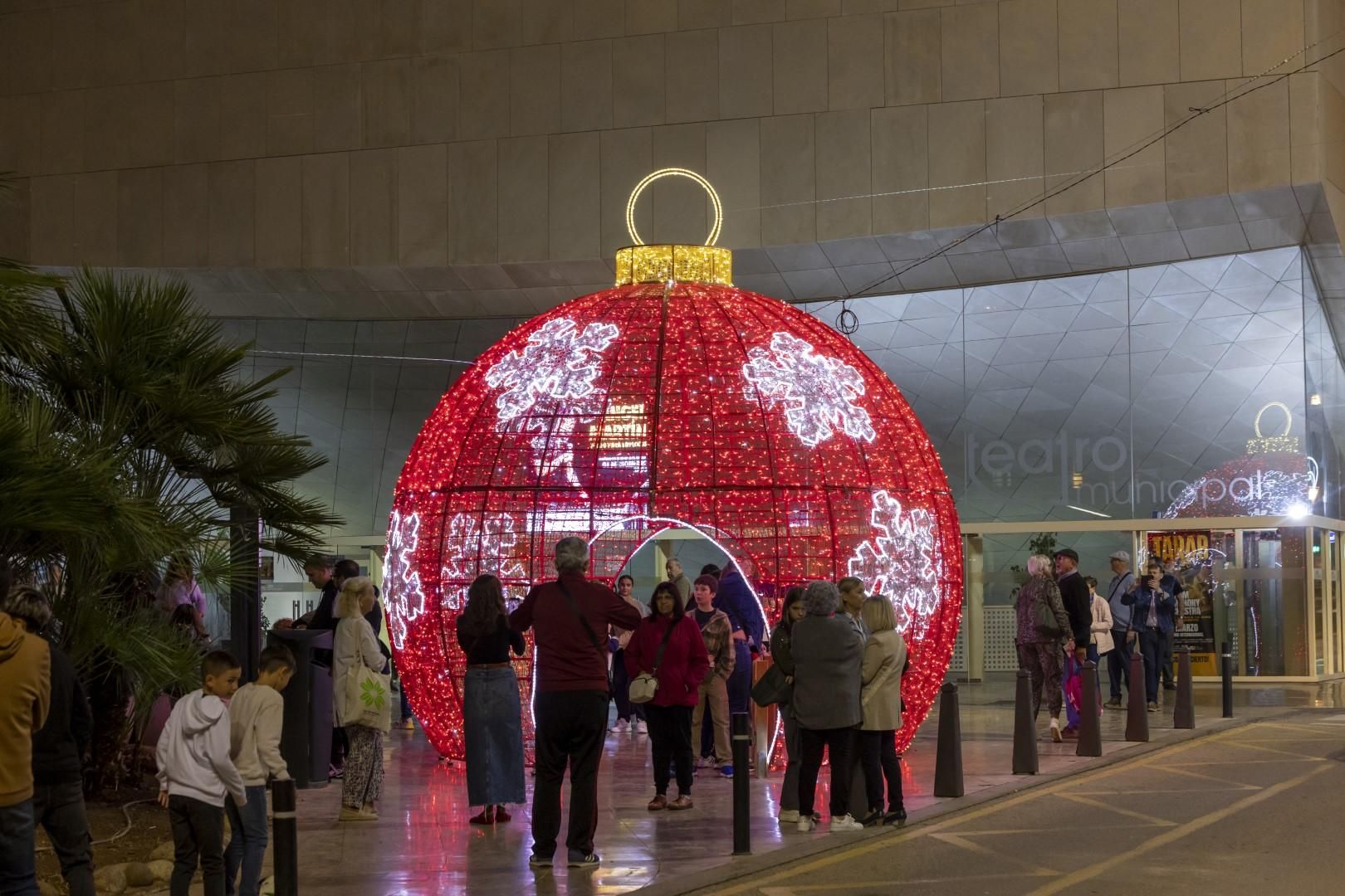 La fiesta de encendido del alumbrado especial de fiestas patronales y Navidad de Torrevieja, en imágenes