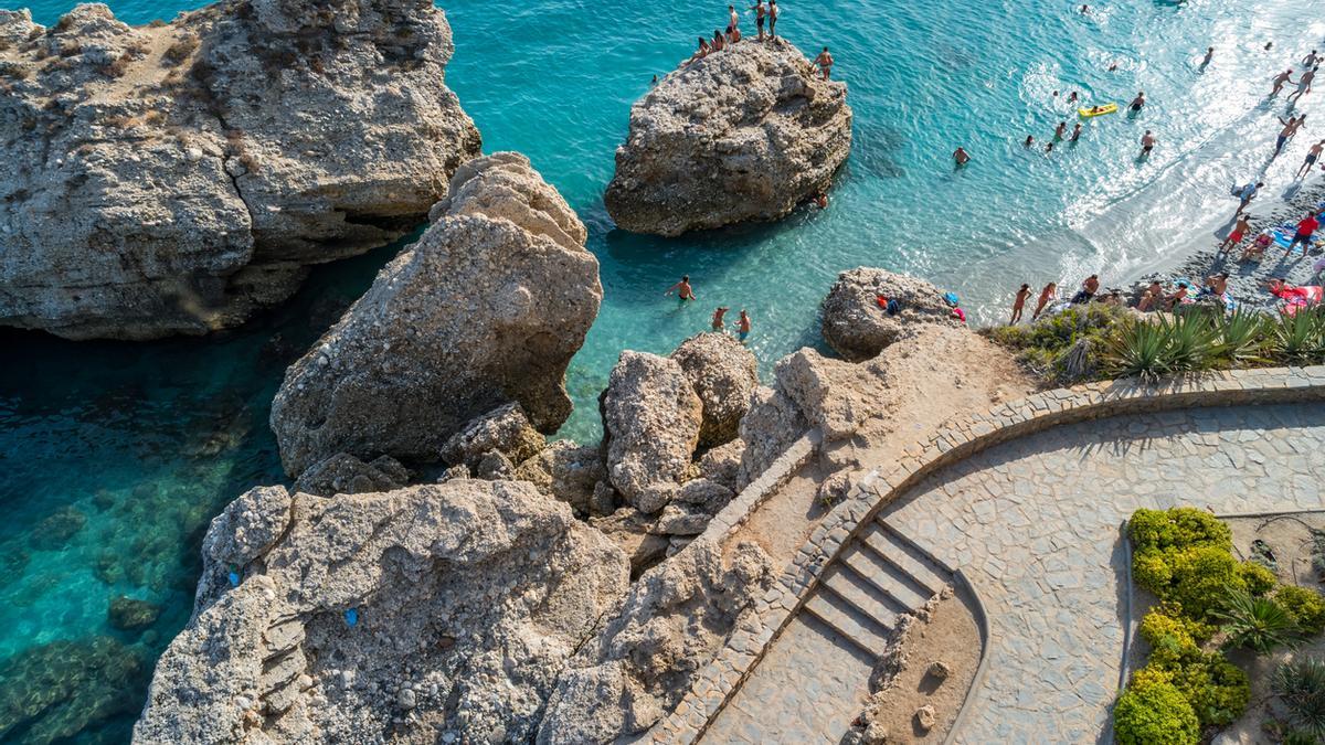 Qué fue de Nerja, el pueblo donde se rodó 'Verano Azul'