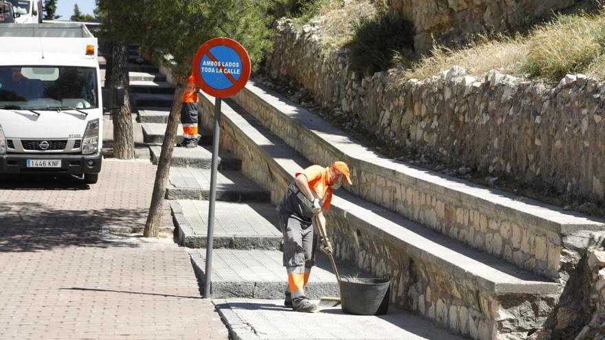 El Ayuntamiento de Caravaca refuerza las labores de desbroce en caminos y zonas verdes