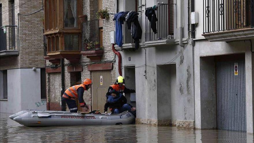 El río Ebro obliga a desalojar a cerca de 2.000 personas en dos pueblos