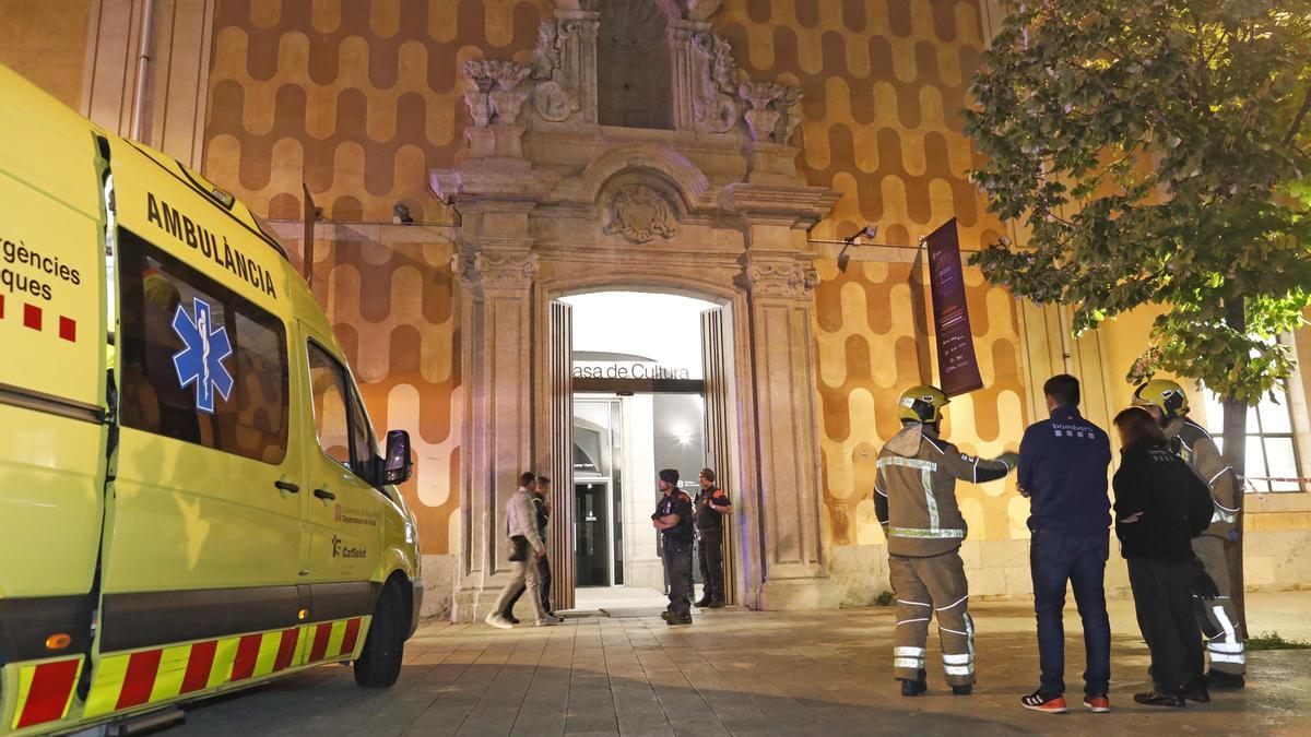 Desplegament d&#039;efectius d&#039;emergència per l&#039;explosió a la Casa de Cultura