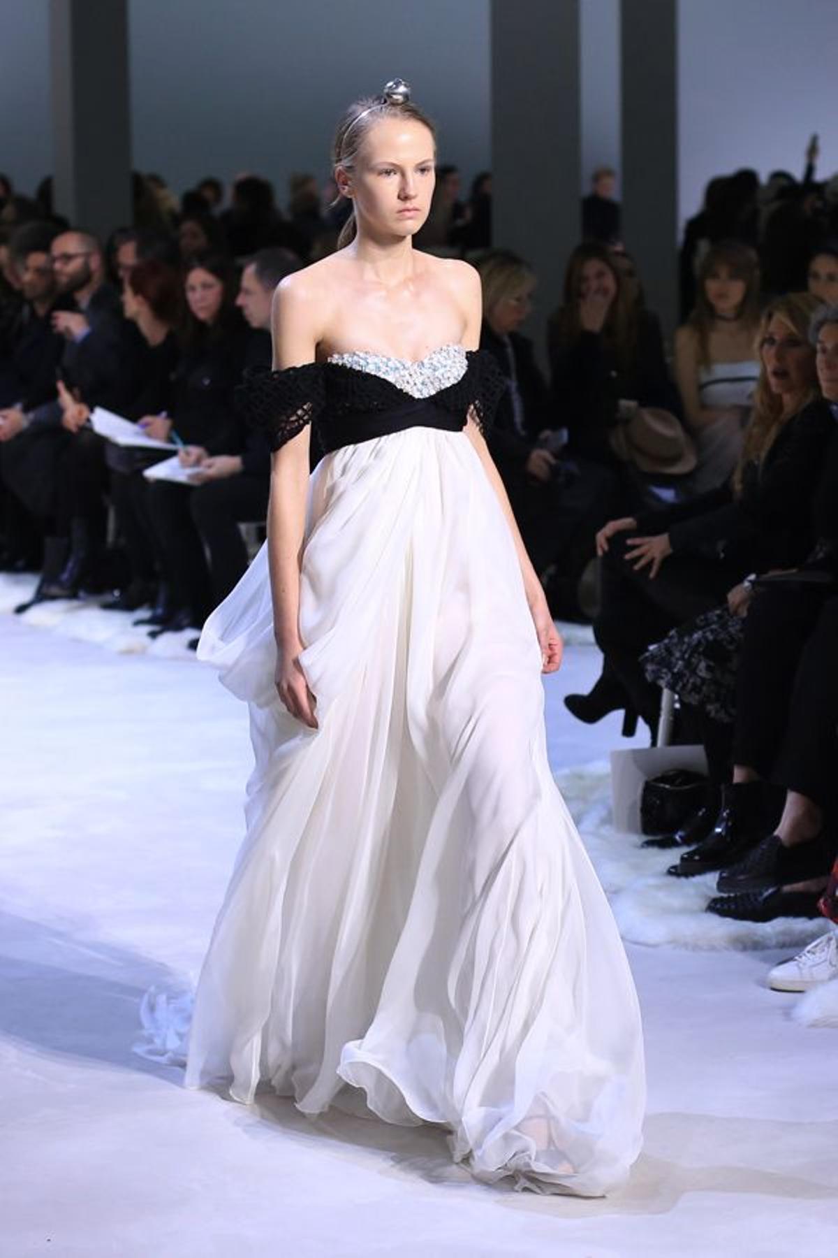 Giambattista Valli Alta Costura Primavera-Verano 2016: el protagonismo de la gasa