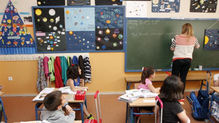 Alumnos del colegio Félix Revello de Toro, en el barrio de Teatinos, asisten a una clase impartida en inglés.