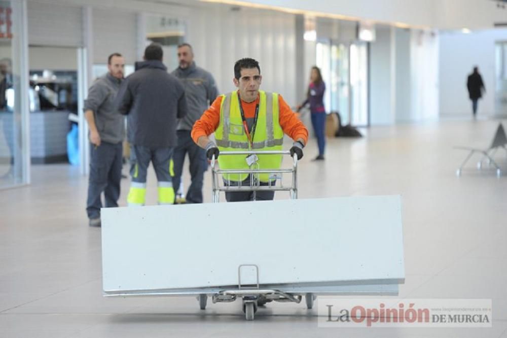 El delegado del Gobierno visita el aeropuerto de Corvera