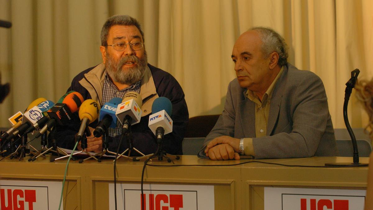 Cándido Méndez, exsecretario general de UGT, junto a Fernando Bolea (derecha), en una rueda de prensa en el año 2004.