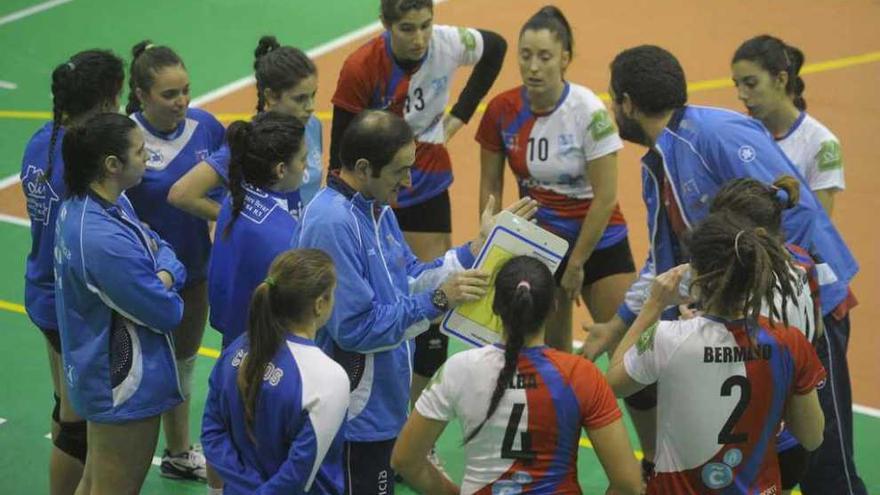 El técnico Jorge Barrero, en el centro, da instrucciones a sus jugadoras durante un partido. víctor echave