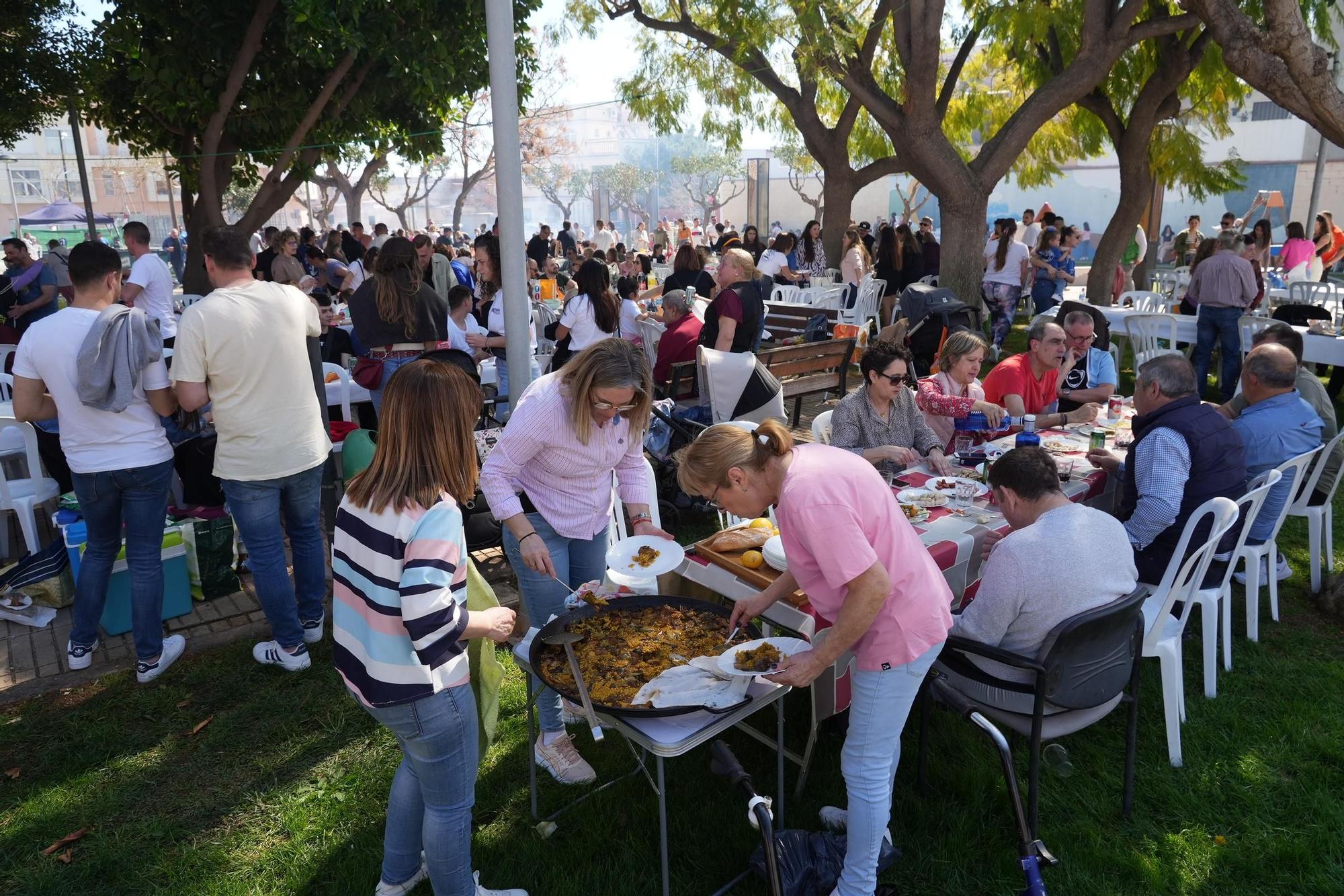 Las mejores imágenes de las multitudinarias paellas en un barrio de Vila-real