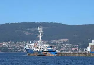 La Policía inspecciona un atunero en el Puerto de Marín en busca de cocaína