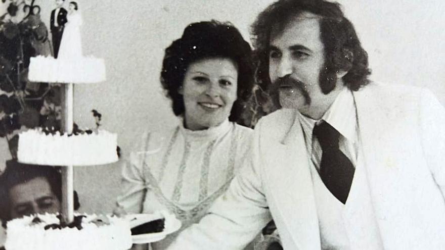 Fuenteseca y José Legazpi cortando la tarta el día de su boda.